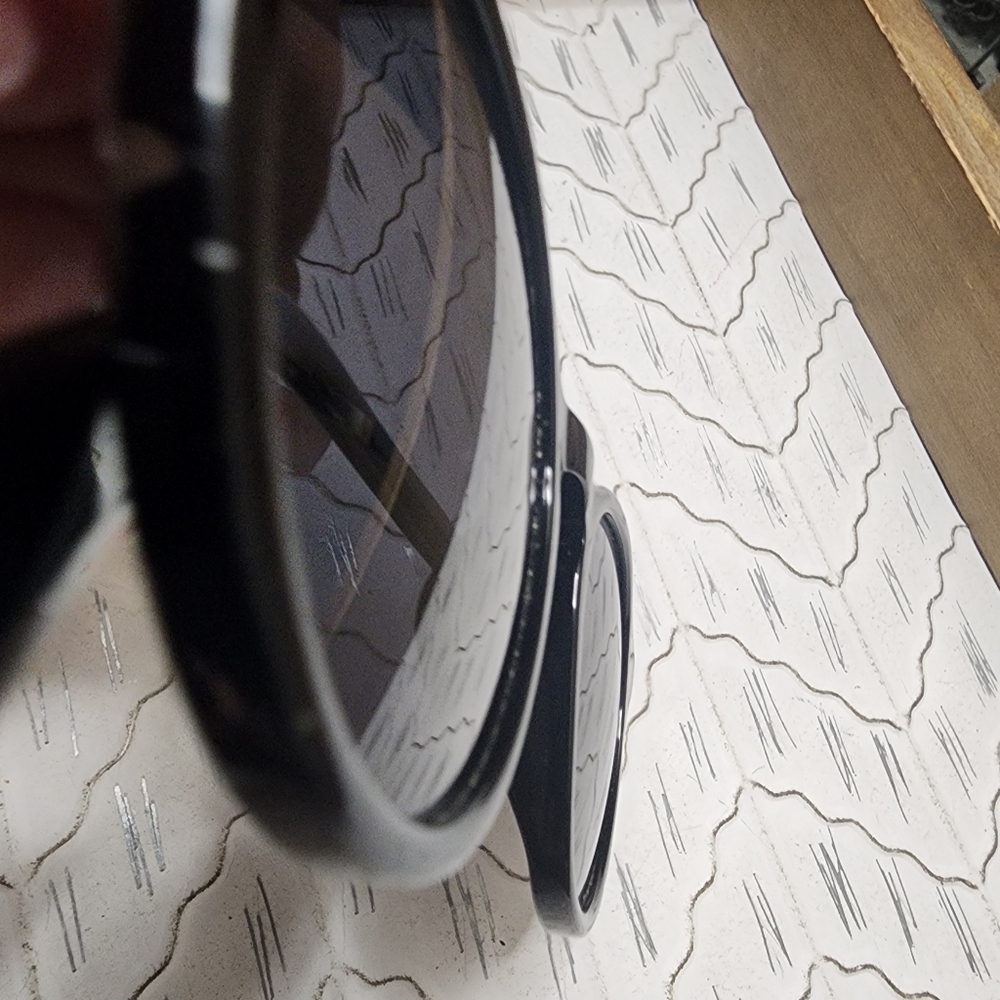 Gucci sunglasses with case, bag, and cleaner - Picture 8 of 10